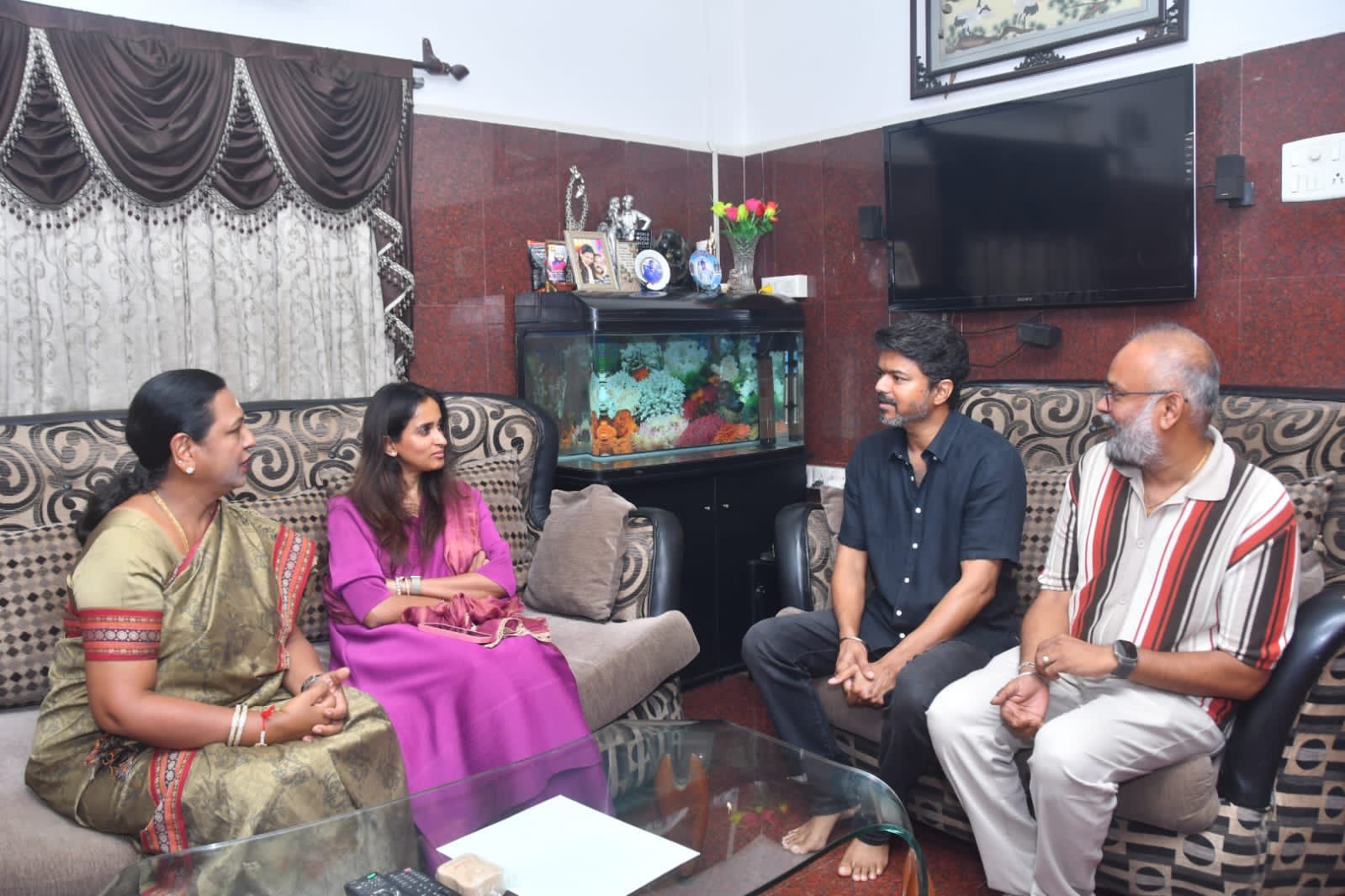 பிரேமலதா விஜயகாந்தை சந்தித்த விஜய்..... அரசியல் கூட்டணிக்கு அச்சாரமா?