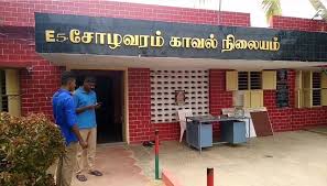 சோழவரத்தில் நாட்டு வெடிகுண்டு வீசிய 4 பேர் கைது