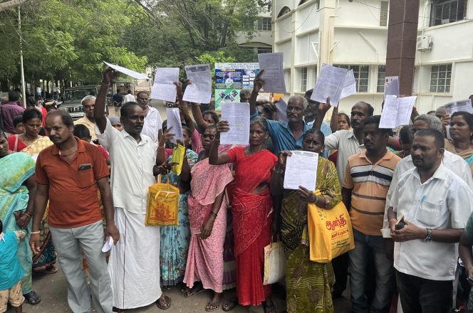 விழுப்புரம் ஆட்சியர் அலுவலகம் முன் குவிந்த பொதுமக்கள்