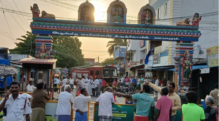 சமயபுரம் மாரியம்மன் திருக்கோவில் நுழைவு வாயிலில் லாரி மோதியது : பக்தர்கள் அதிர்ச்சி