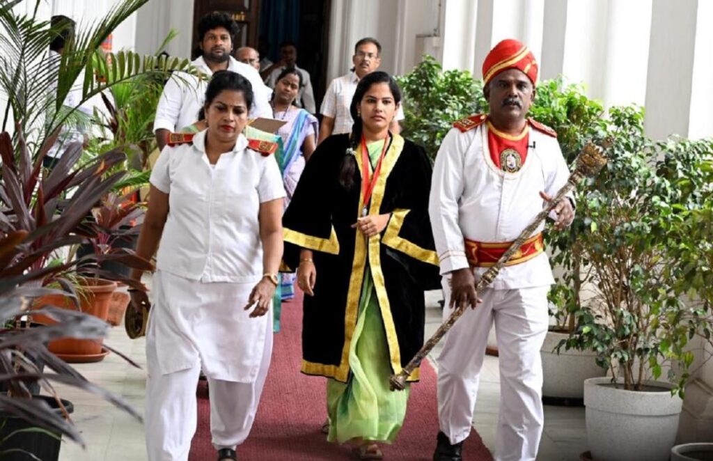 சென்னை மாநகராட்சியின் பெண் டபேதார் பணியிட மாற்றத்துக்கும், லிப்ஸ்டிக் விவகாரத்துக்கும் சம்பந்தம் என்ன ?