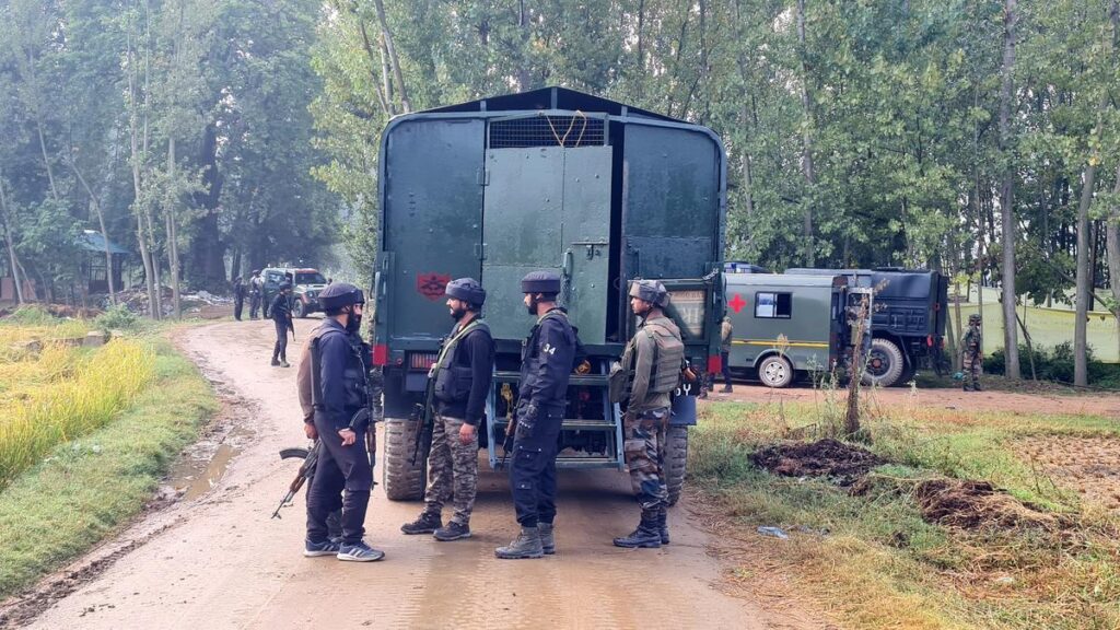 ஜம்மு காஷ்மீரில் தீவிரவாதிகளுடன் துப்பாக்கிச் சண்டை- வீரர்கள் 4 பேர் காயம்