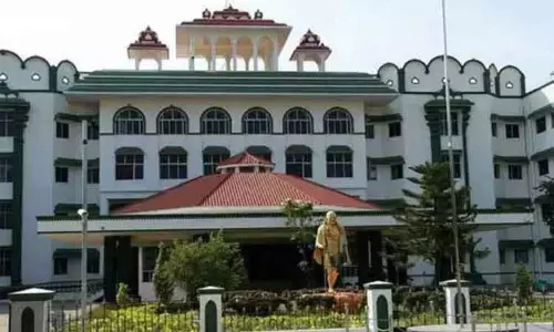 ஆபத்தான நிலையின் உள்ள தொடக்க பள்ளியை 12 வாரத்தில் இடித்து அகற்ற வேண்டும் -  ஐகோர்ட் கிளை உத்தரவு..!!