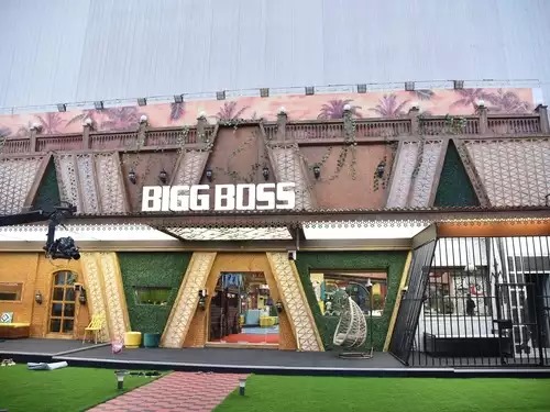 பிக்பாஸ் செட் அமைக்கும் பணிகள் தீவிரம்.... கீழே விழுந்து வடமாநில தொழிலாளர் படுகாயம்!