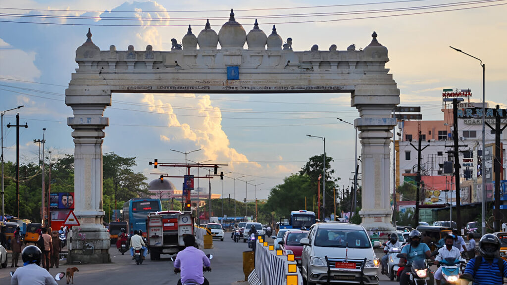 மதுரையில் உள்ள 2 நுழைவு வாயில்களை இடிக்க ஐகோர்ட் கிளை உத்தரவு