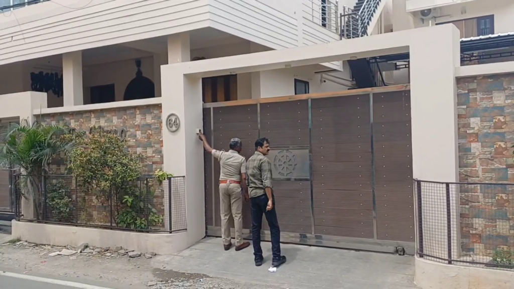 மது போதையில் தாக்கியதாக பாடகர் மனோவின் மகன் உள்ளிட்ட 5 பேர் மீது புகார்