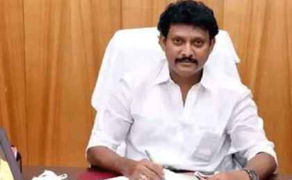 பள்ளியில் திடீர் ஆய்வு நடத்திய பள்ளிக்கல்வித்துறை அமைச்சர்