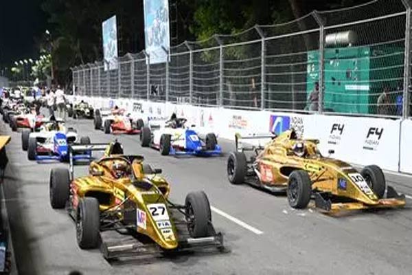 இருங்காட்டுக்கோட்டையில் ஃபார்முலா 4 கார்க் பந்தயம் - ஓடுதளத்தில் சீறிப்பாயும் கார்கள்