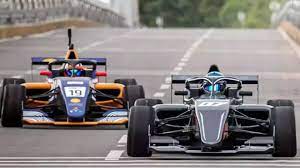 இருங்காட்டுக்கோட்டையில் ஃபார்முலா 4 கார்க் பந்தயம் - ஓடுதளத்தில் சீறிப்பாயும் கார்கள்