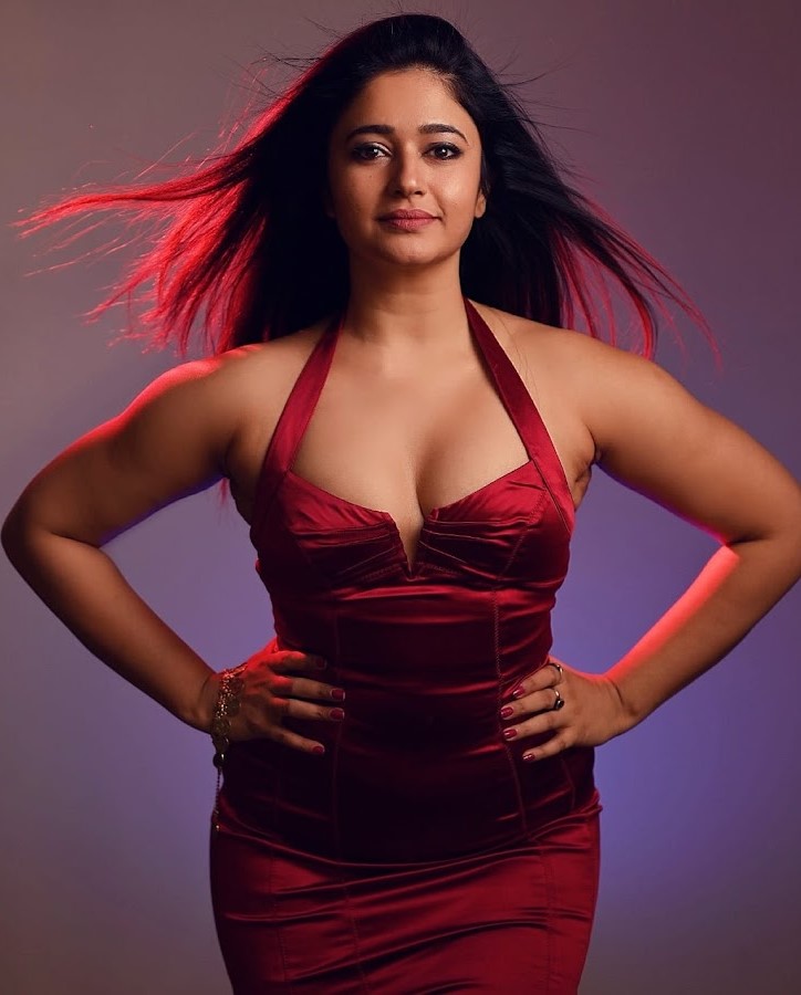 விஜய் சேதுபதி தொகுத்து வழங்கும் பிக்பாஸ்.... இந்த நடிகையும் லிஸ்டில் இருப்பது உறுதியா?