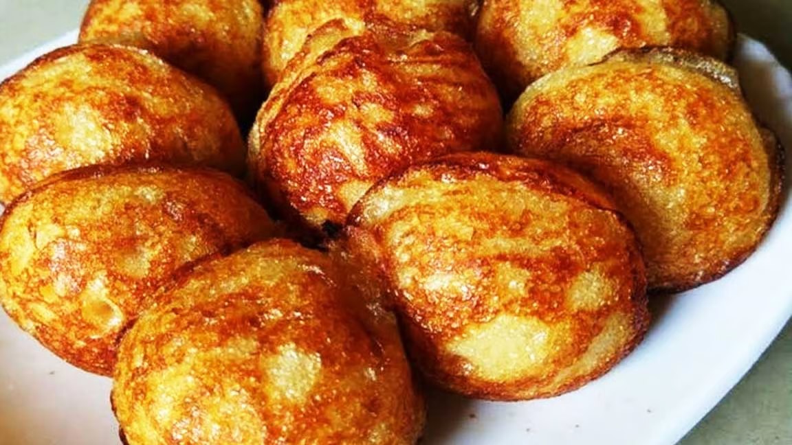 இன்னைக்கு செவ்வாழைப்பழ இனிப்பு பணியாரம் செஞ்சு பாருங்க!