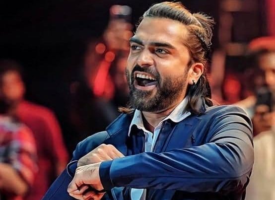 பிரபல நடிகையுடன் லிவ் - இன் ரிலேஷன்ஷிப்பில் இருக்கும் சிம்பு.... உண்மையா? வதந்தியா?