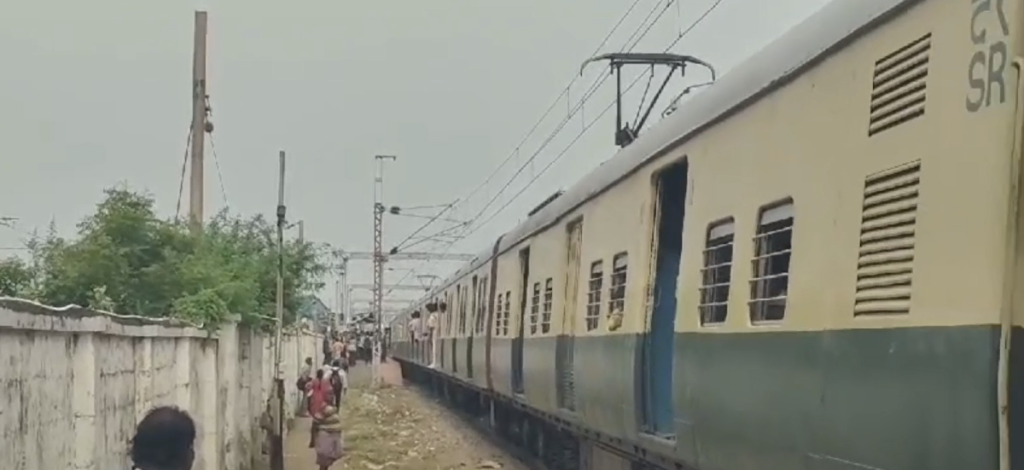 ஆவடியில் இரு வழி தடங்களிலும் ரயில் சேவை பாதிப்பு