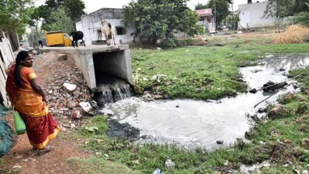 புழல் அருகே மாசடைந்த நிலையில் கால்வாய்