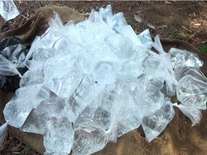 திருப்பூரில் காரில் கள்ளச்சாராயம் கடத்திய 3 பேர் கைது 2 பேர் தப்பி ஓட்டம், 2 லிட்டர் கள்ளசாராயம் பறிமுதல்!!