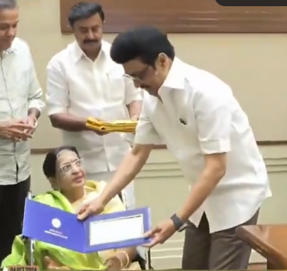 முதலமைச்சர் மு.க.ஸ்டாலின் முன் பாட்டுப் பாடி அசத்திய பின்னணி பாடகி பி.சுசீலா!