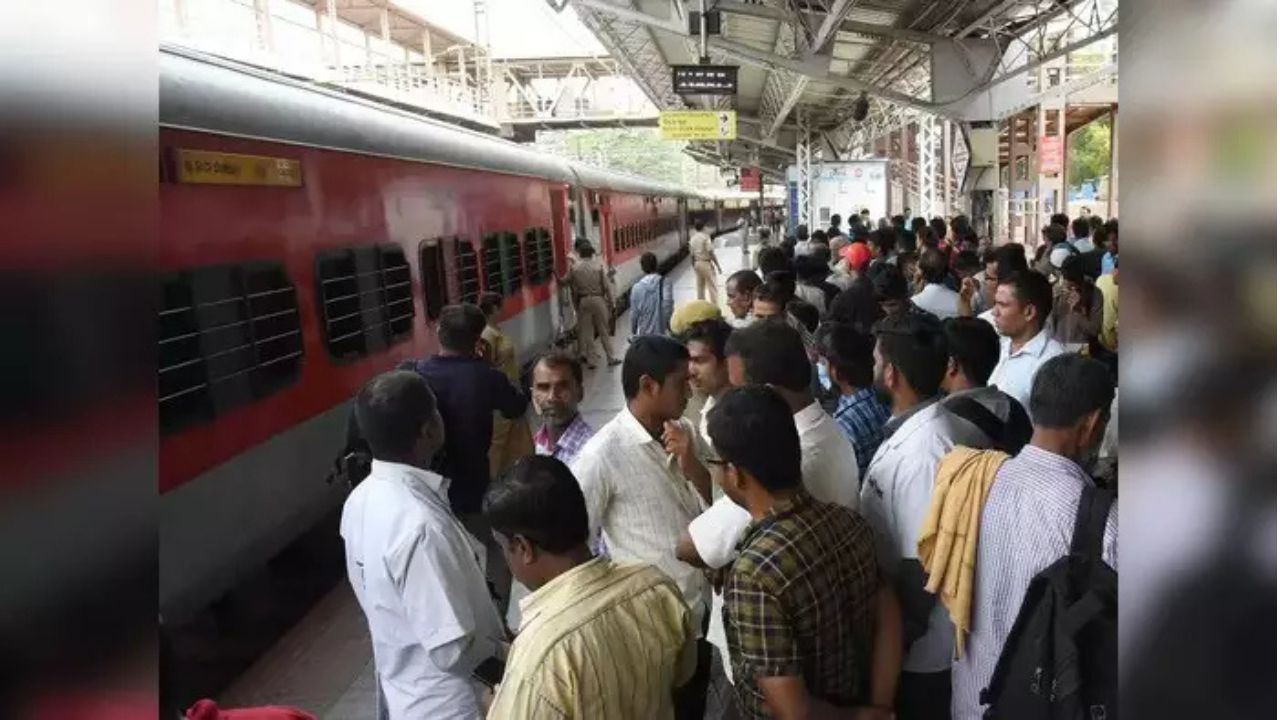 திருப்பூரில் தீபாவளி பண்டிகையொட்டி ரயில் நிலையத்தில் பொதுமக்கள் கூட்டம்…!