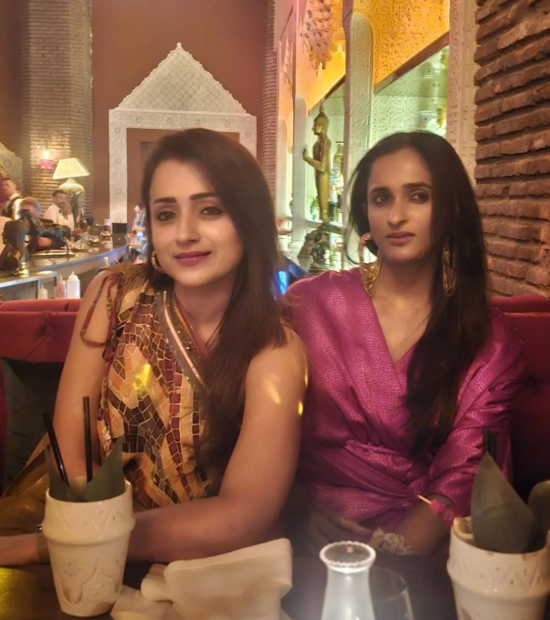 தோழிகளுடன் ஜாலியாக சுற்றுலா சென்ற திரிஷா..... வைரலாகும் புகைப்படங்கள்!