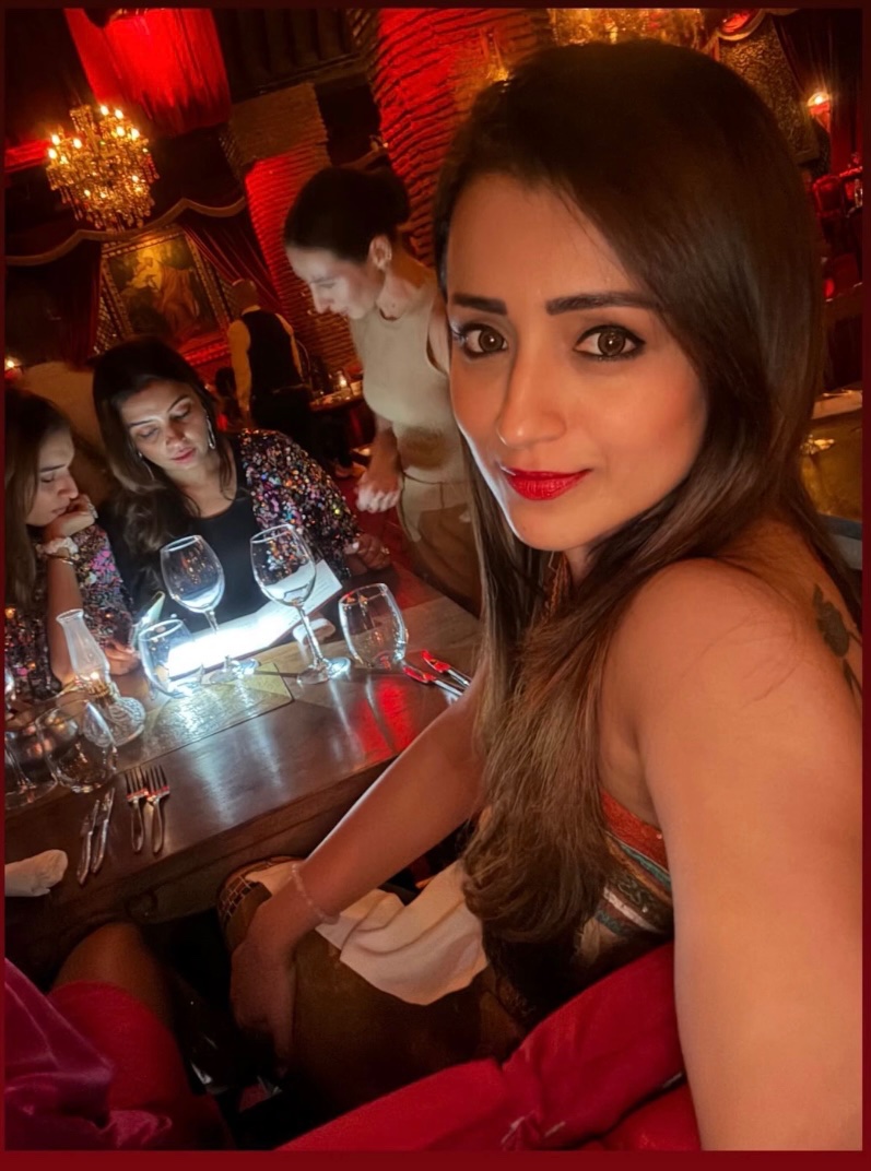 தோழிகளுடன் ஜாலியாக சுற்றுலா சென்ற திரிஷா..... வைரலாகும் புகைப்படங்கள்!