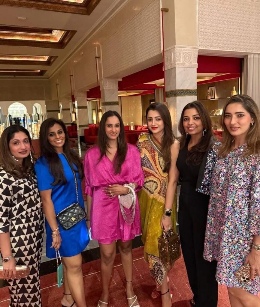 தோழிகளுடன் ஜாலியாக சுற்றுலா சென்ற திரிஷா..... வைரலாகும் புகைப்படங்கள்!