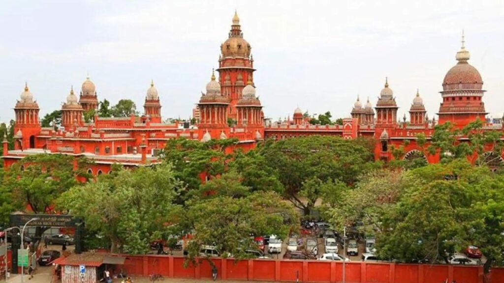 சட்டவிரோதமாக சாலையில் கொடிக் கம்பம் வைத்தவர்கள் மீது நடவடிக்கை - சென்னை உயர் நீதிமன்றம் உத்தரவு