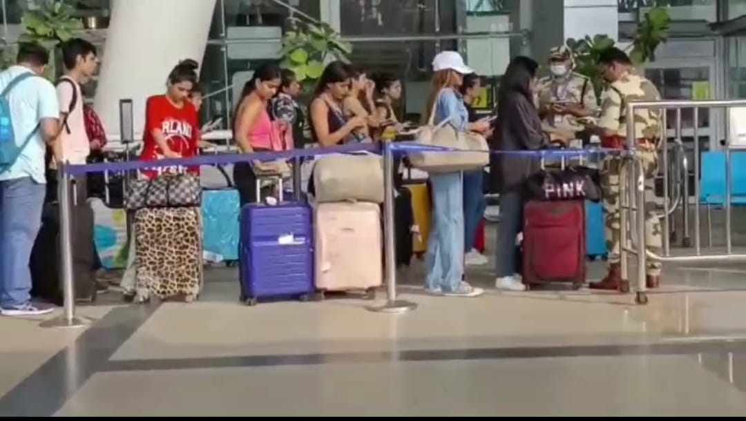 பூஜை பண்டிகையால் விமான டிக்கெட் விலை கிடுகிடு உயர்வு...!