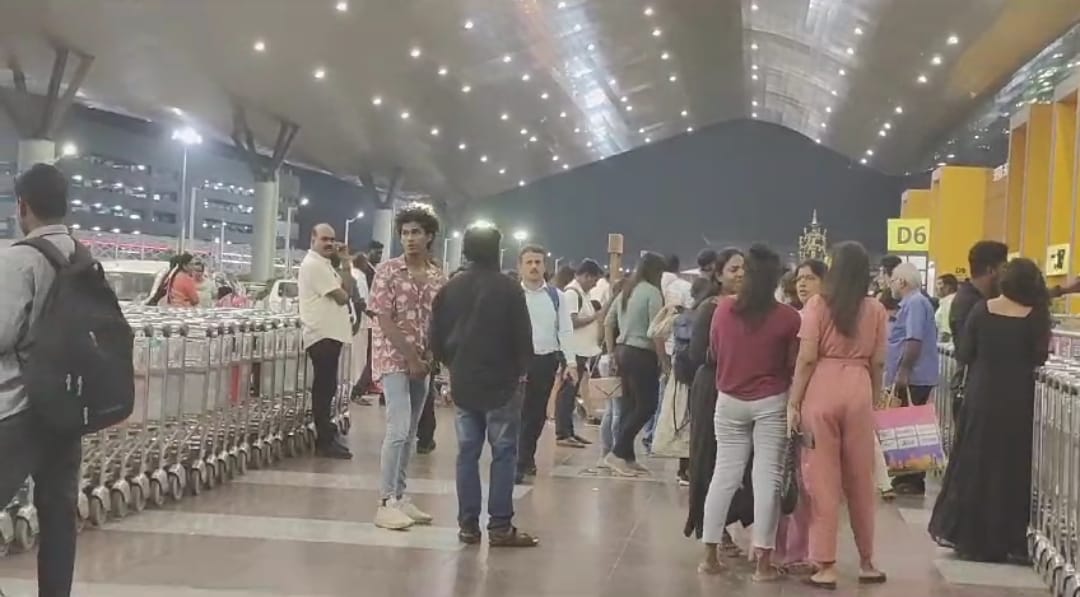 பூஜை திருவிழா முன்னிட்டி ராக்கெட் வேகத்தில் உயர்ந்த விமான டிக்கெட் கட்டணம்…!