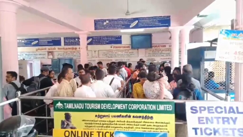 ஆயுதபூஜை விடுமுறையையொட்டி குமரியில் படகில் சவாரி செய்ய குவிந்த மக்கள்…!