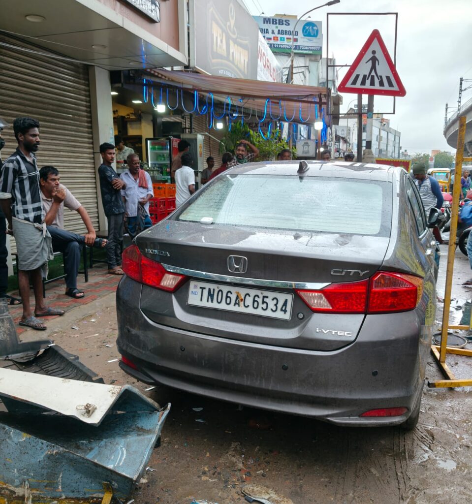 சாலையில் நடந்து சென்ற பெண் காவலர் மீது மதுபோதையில் மோதிய ஆசாமி