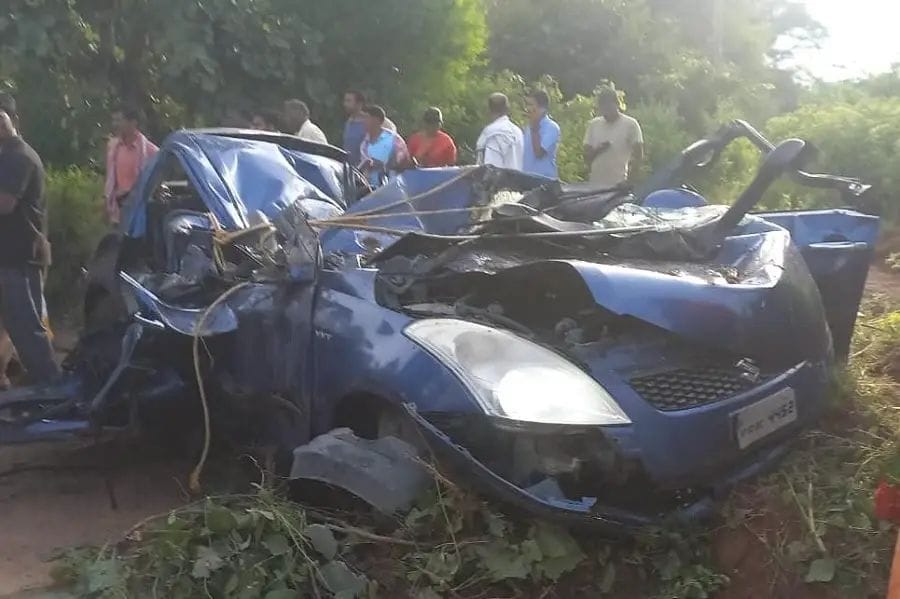 மரத்தில் மோதி அடுத்தடுத்து பல்டி அடித்த கார்.. 7 பேர் பலி.. தெலங்கானாவில் சோகம்..