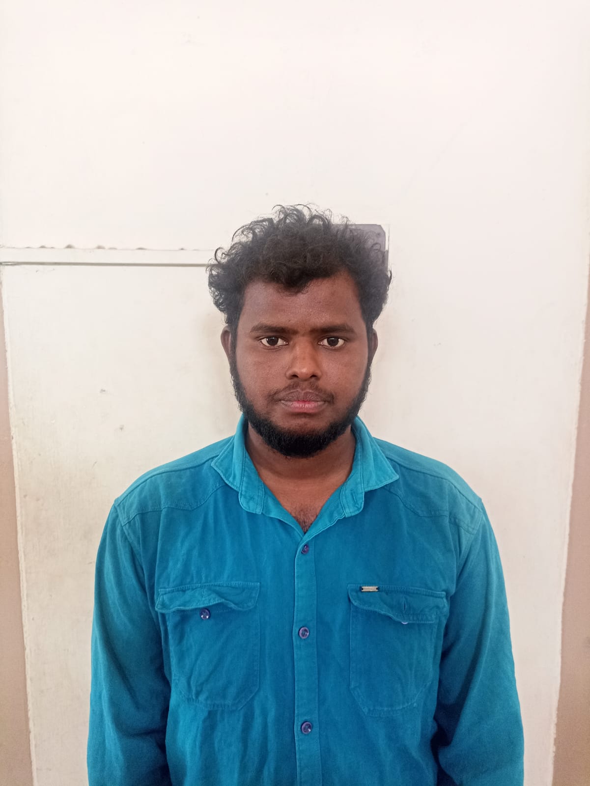 காதலித்து பிரிந்து சென்ற இளம்பெண்ணை கத்தியால் குத்திய இளைஞர் கைது