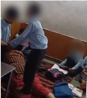 ஆசிரியையின் காலை மிதித்து மசாஜ் செய்த பள்ளி மாணவர்கள்