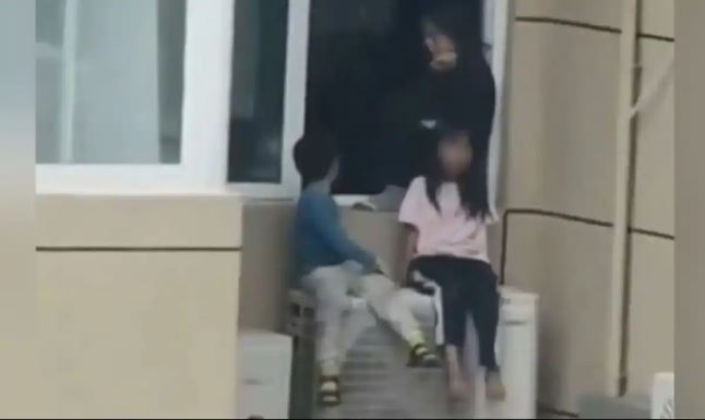 பெற்றோர்கள் பிரச்சனையில் அந்தரத்தில் தவித்த குழந்தைகள்