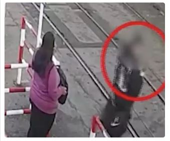 செல்போனை பார்த்தபடி தண்டவாளத்தை கடக்க முயன்ற நபர் -நூலிழையில் உயிர் தப்பிய காட்சி