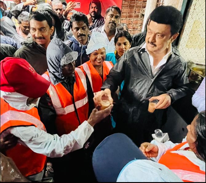 தூய்மைப் பணியாளர்களுக்கு தேநீர் வாங்கிக் கொடுத்த மு.க.ஸ்டாலின்