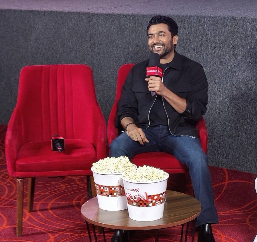 மும்பையில் 'கங்குவா' ப்ரோமோஷன் தீவிரம்..... ரசிகர்களுடன் செல்ஃபி எடுத்துக் கொண்ட சூர்யா!