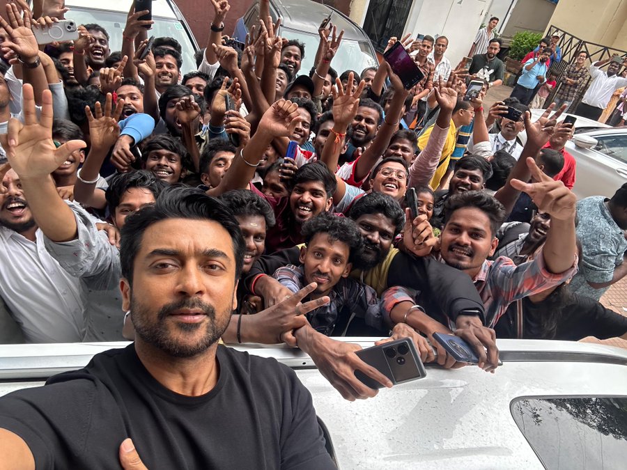மும்பையில் 'கங்குவா' ப்ரோமோஷன் தீவிரம்..... ரசிகர்களுடன் செல்ஃபி எடுத்துக் கொண்ட சூர்யா!