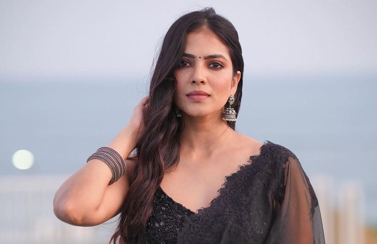 அந்த நடிகர்கள் பெண்களை மதிப்பது போல் நடிக்கிறார்கள்.... உண்மையை போட்டுடைத்த மாளவிகா மோகனன்!