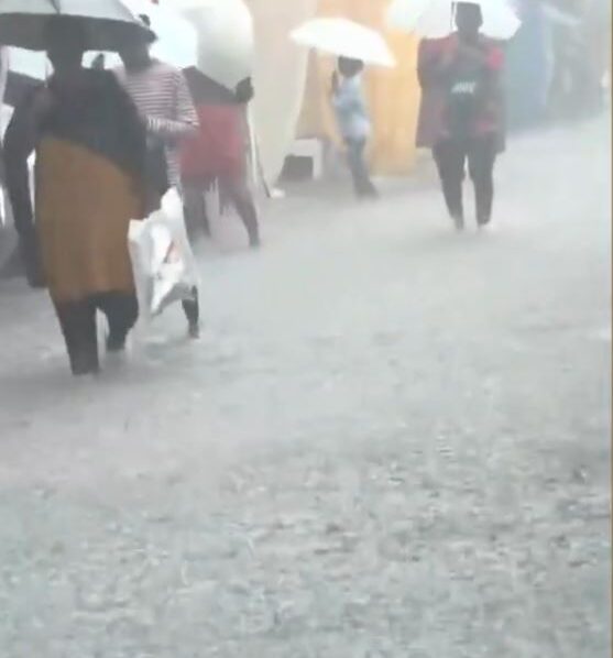 கொட்டிய மழையால் சாலையில் பாய்ந்தோடிய மழைநீர்! 