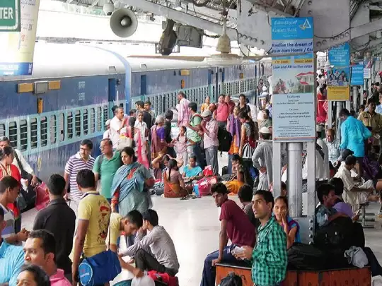 திருப்பூரில் தீபாவளி பண்டிகையொட்டி ரயில் நிலையத்தில் பொதுமக்கள் கூட்டம்…!