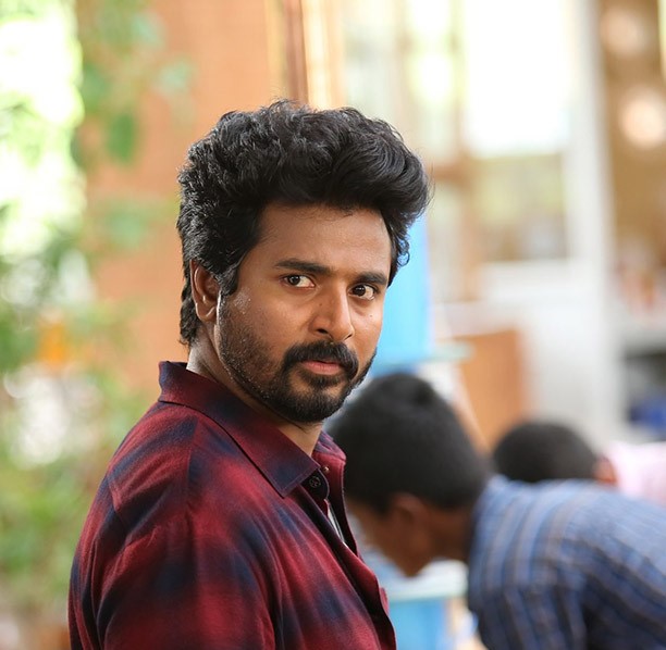 பிரபல நிகழ்ச்சியில் எமோஷனலான சிவகார்த்திகேயன்..... கலாய்த்ததற்கு மன்னிப்பு கேட்ட ஆர்.ஜே. பாலாஜி!