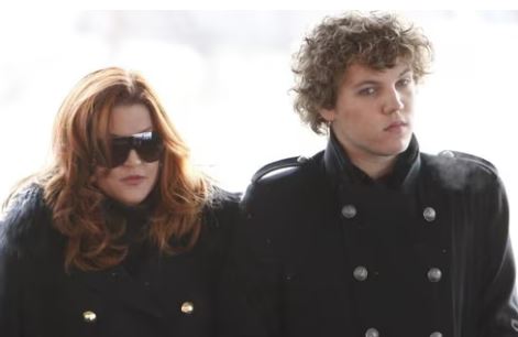 உன்னை பிரிய மனம் இல்லை -  மகனின் உடலை 2 மாதங்கள் வீட்டில் வைத்திருந்த பாடகி 