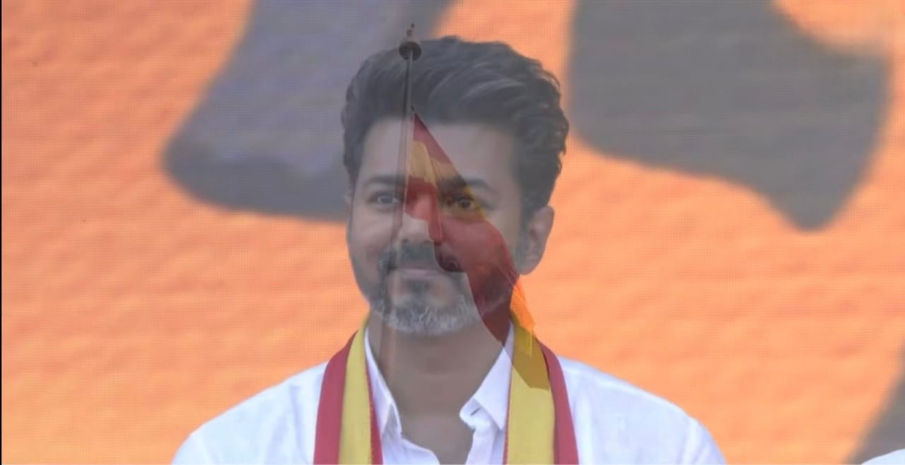 மாநாட்டில் த.வெ.க கொடியேற்றினார் விஜய்!