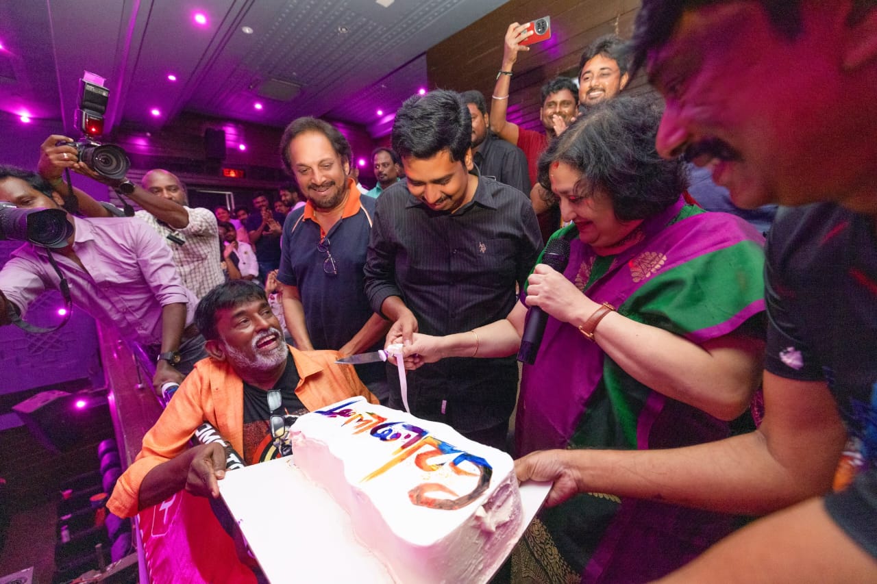 முதல் நாள் முதல் காட்சியை பார்த்த 'வேட்டையன்' படக்குழு.... கேக் வெட்டி கொண்டாடிய லதா ரஜினிகாந்த்!