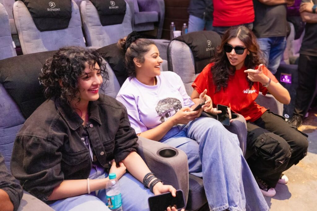 முதல் நாள் முதல் காட்சியை பார்த்த 'வேட்டையன்' படக்குழு.... கேக் வெட்டி கொண்டாடிய லதா ரஜினிகாந்த்!