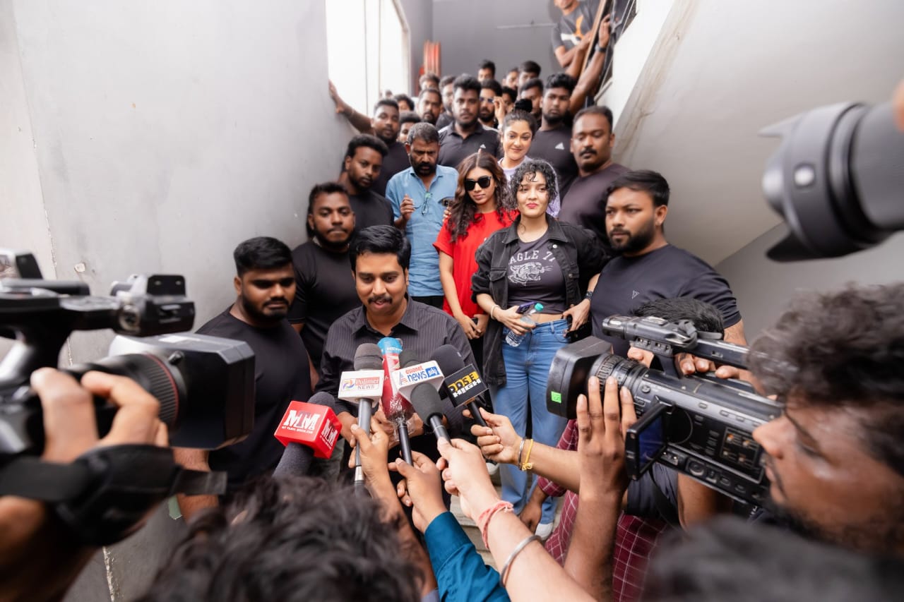 முதல் நாள் முதல் காட்சியை பார்த்த 'வேட்டையன்' படக்குழு.... கேக் வெட்டி கொண்டாடிய லதா ரஜினிகாந்த்!