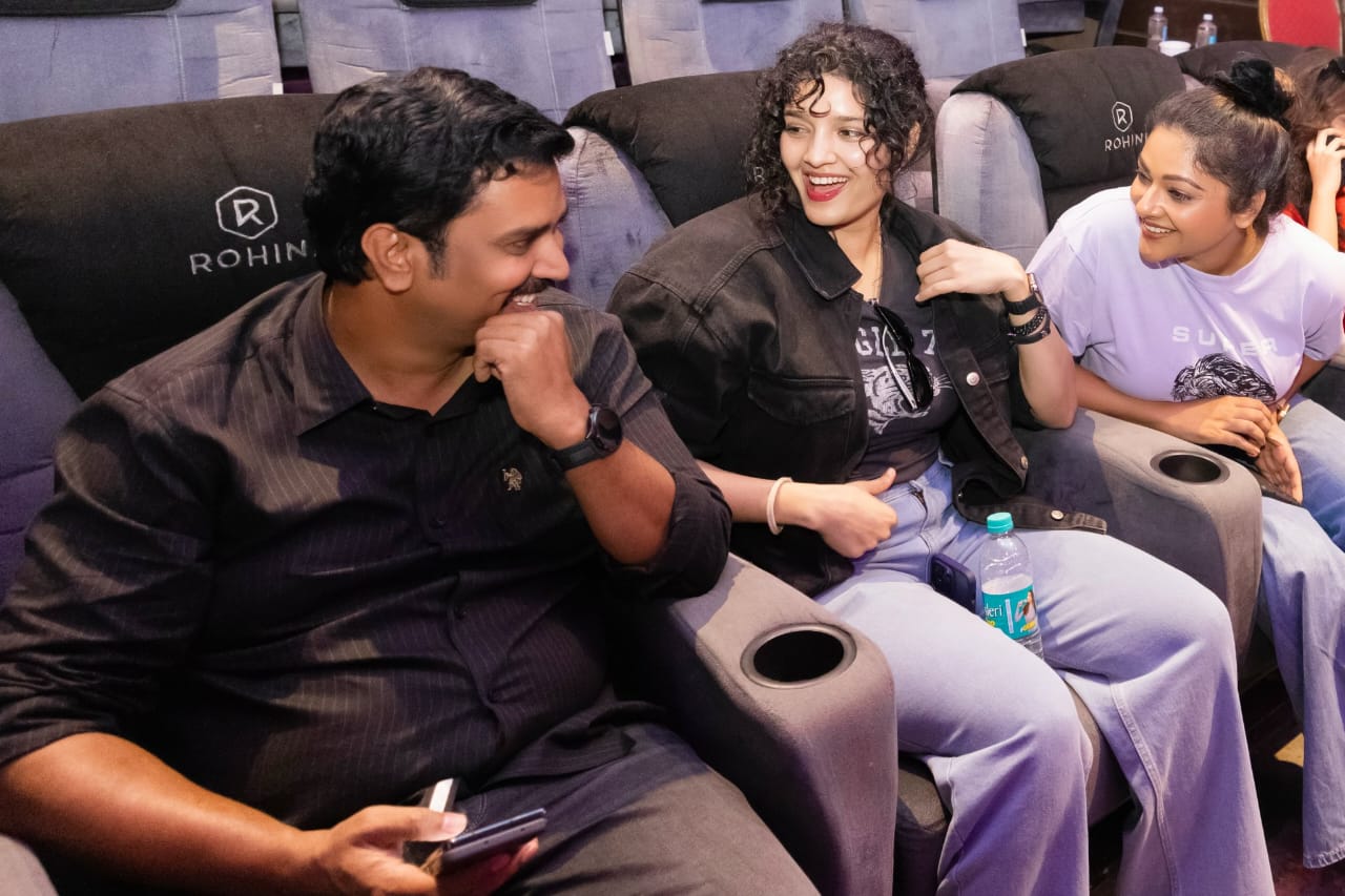 முதல் நாள் முதல் காட்சியை பார்த்த 'வேட்டையன்' படக்குழு.... கேக் வெட்டி கொண்டாடிய லதா ரஜினிகாந்த்!