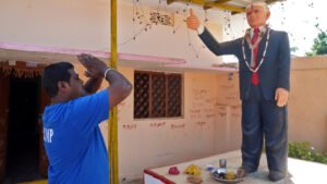 அமெரிக்கா அதிபர் டொனால்ட் ட்ரம்பிற்கு தெலுங்கானாவில் கோயில்; பாலபிஷேகம் செய்து அசத்தல்