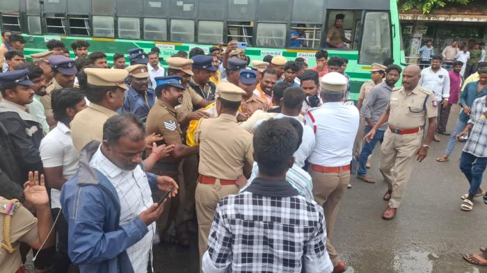 முதல்வரைக் கண்டித்து சிதம்பரத்தில் ஆர்ப்பாட்டம்: பேருந்து சேதம்,பாமகவினர் கைது