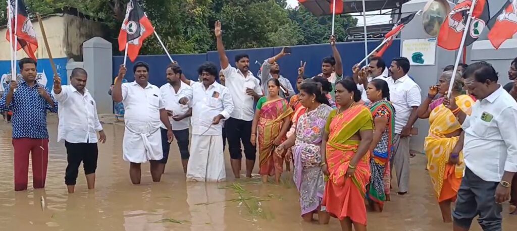 திருவேற்காட்டில் அதிமுகவினர் மீன்பிடித்து, மாடு கழுவியும் நூதன போராட்டம்